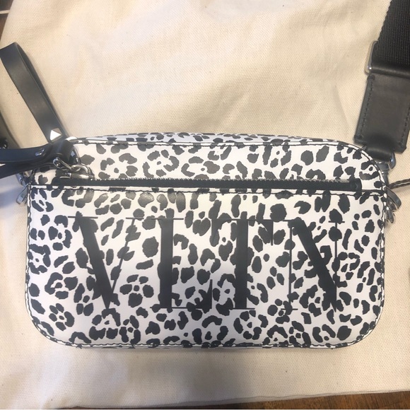 NEW $1050 VALENTINO VLTN Logo Animalier Print Leather Camera Bag! - Picture 9 of 14